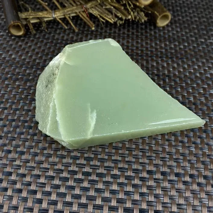 Natural Kunlun Jade Rough Nephrite Raw (254g,9.8X6.8X2.7cm)