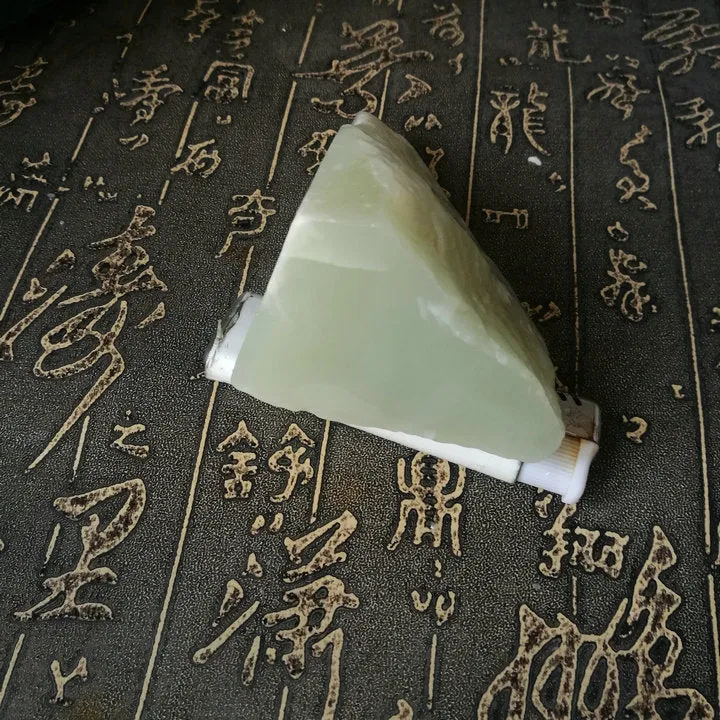 Natural Kunlun Jade Rough Nephrite Raw (261g, 9X4X4cm)